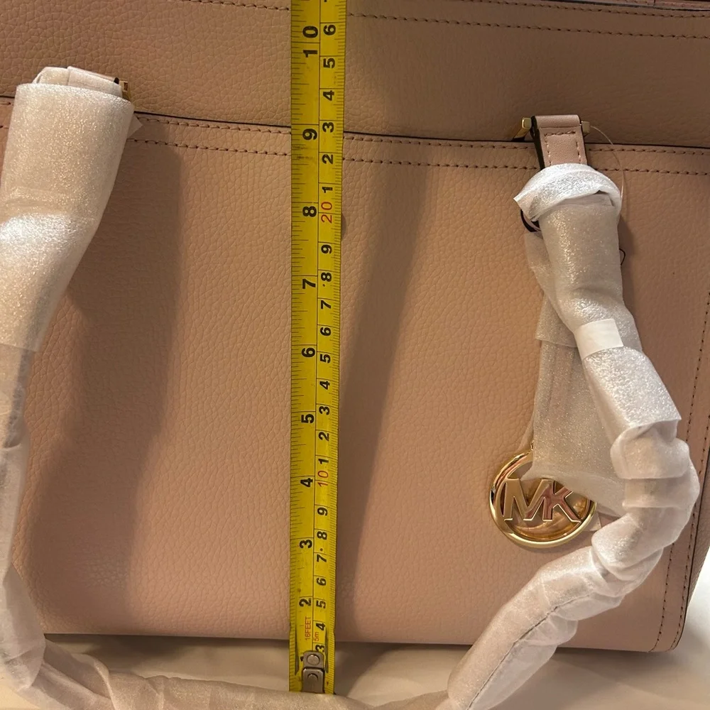 New Michael Kors Maisie
Large Pebbled Leather 2 in-1 Tote
Bag. - Picture 5 of 16